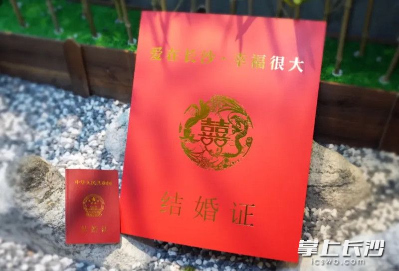 今年5月20日，长沙将再次推出“超大结婚证”。市民政局供图
