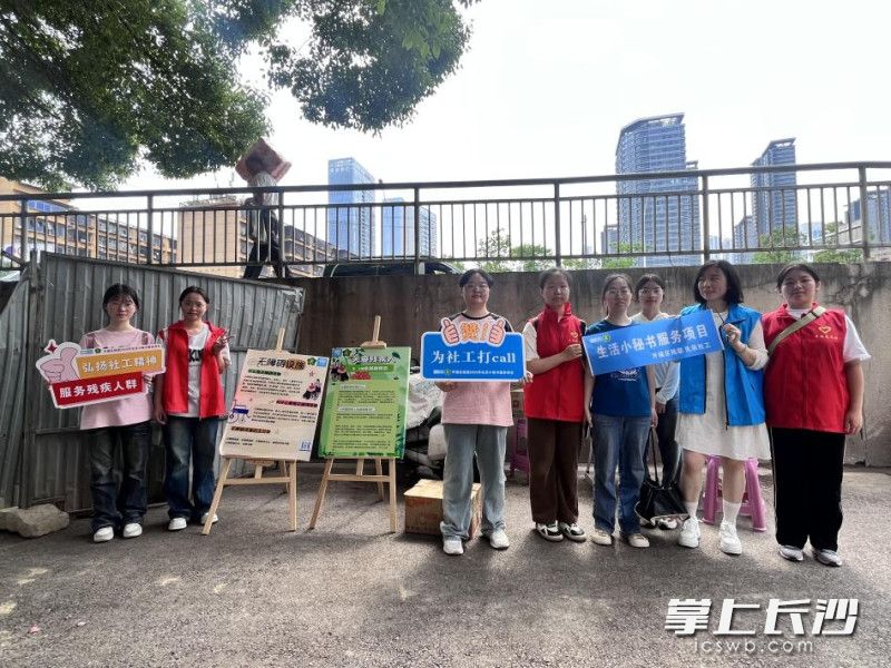 志愿助力显担当，服务一线暖人心。