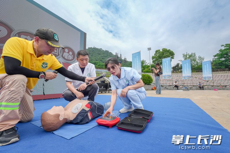 医护人员现场演示AED设备操作。