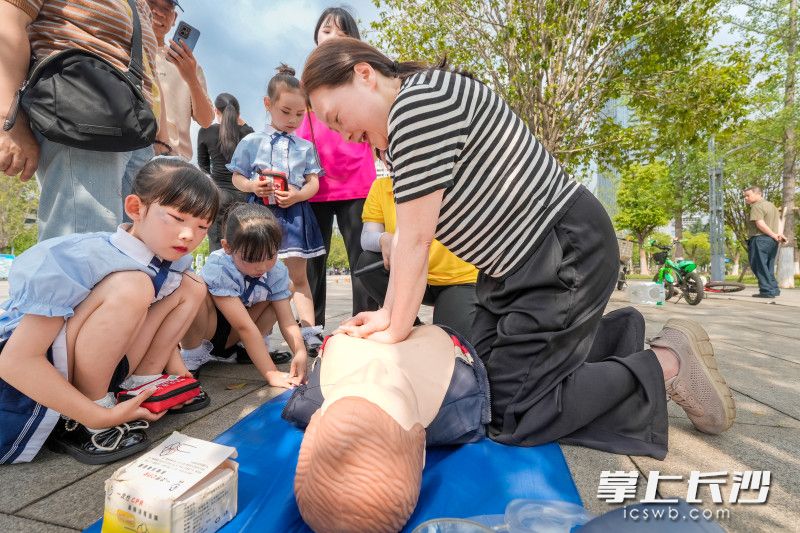 居民在绿舟防灾减灾服务中心的教官手把手指导下，进行心肺复苏实操。