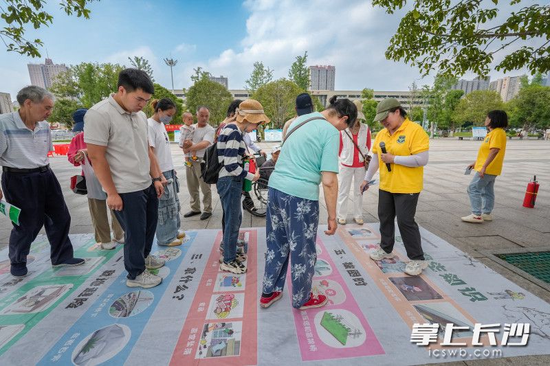 “地震跳跳看”游戏中，居民学会正确避险方法。