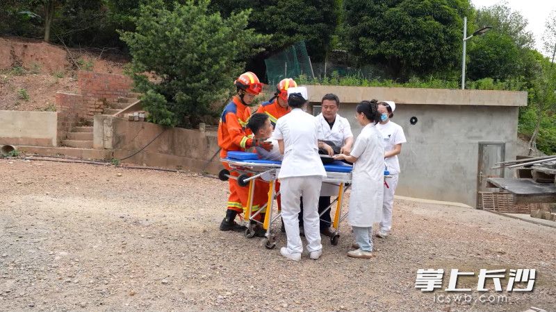 医疗卫生组迅速组织医疗人员,对转移、救助过程中伤病人员进行医疗救护。 医疗卫生组迅速组织医疗人员,对转移、救助过程中伤病人员进行医疗救护。