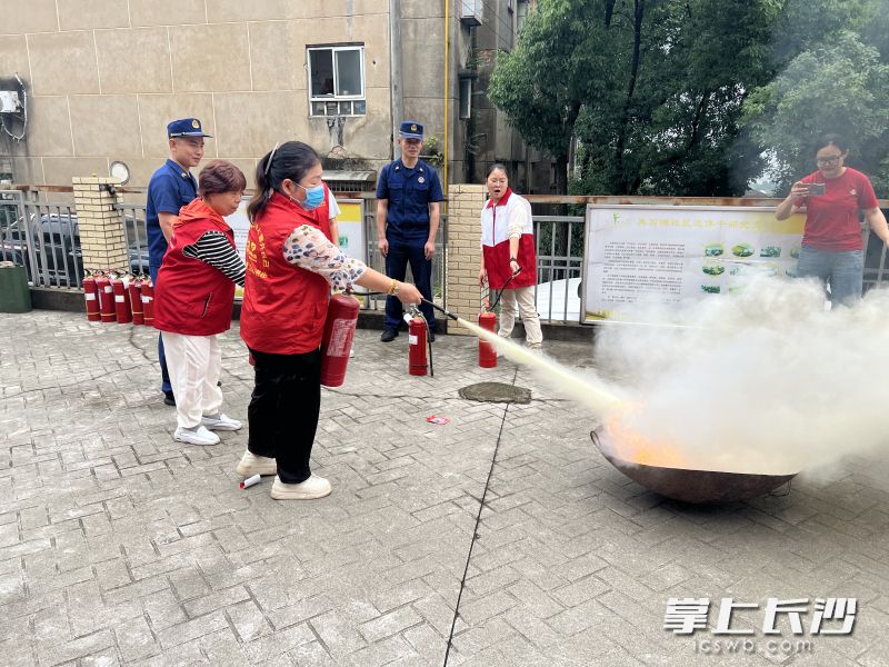 社区居民在练习灭火。长沙晚报通讯员 余娜娜 摄