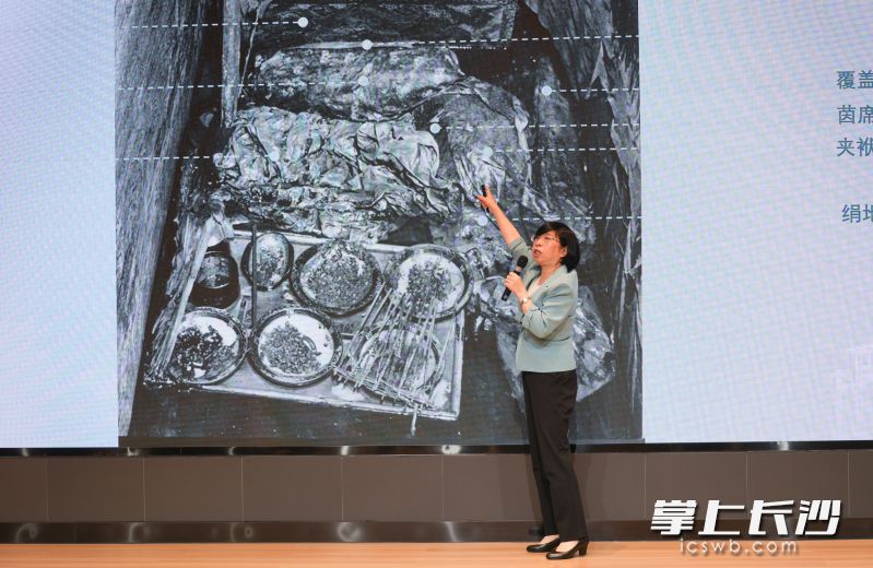 喻燕姣教授讲解“茵席”即坐垫在出土时的位置。长沙晚报全媒体记者 邹麟 摄