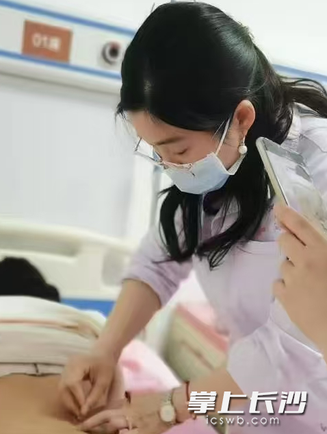 针灸推拿康复中心主任、主任医师刘未艾在为患者施针治疗。均为通讯员供图