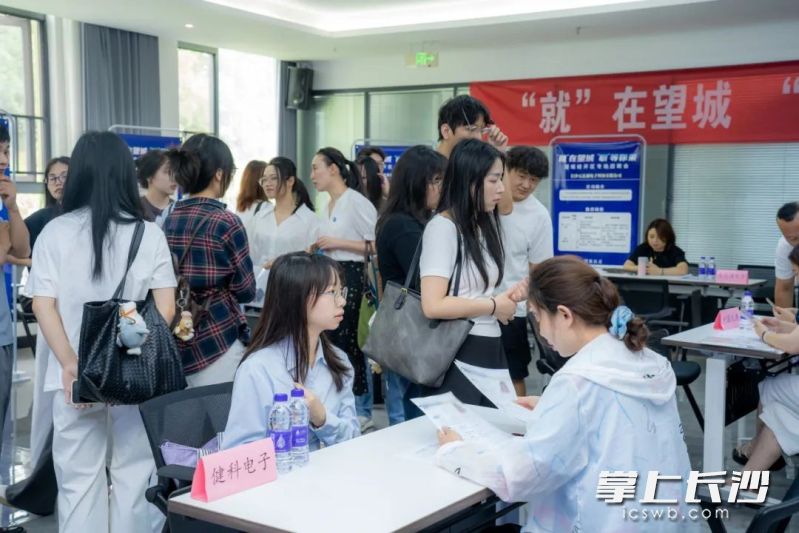 招聘会现场热闹非凡。 受访者供图
