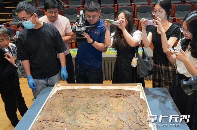湖南博物院研究员喻燕姣发布三项马王堆汉墓最新研究成果：首次公布的绮地“乘云绣”茵席为考古发现最早的丝织坐垫。长沙晚报全媒体记者 邹麟 摄