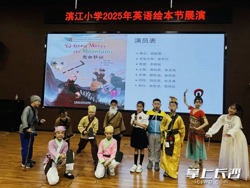 2103班江凡带来的英语秀《哪吒闹海》，凭借独特的视角与流利的英语表达，赢得了全场热烈掌声。