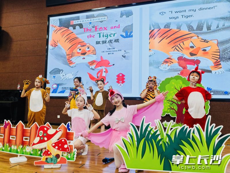 同学们用流利的英语、精美的道具、投入的动作，生动演绎了《愚公移山》《狐假虎威》《闻鸡起舞》等故事。