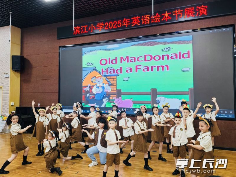 英语绘本节展演活动中，各年级同学带来了精彩的表演。