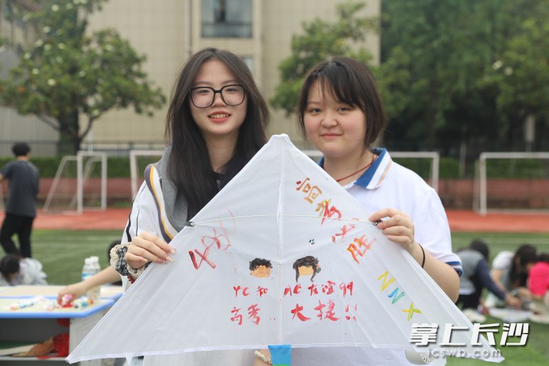 “祝福盲盒”中抽取到陌生同学的祝福。