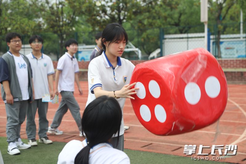 活动现场，千余名师生家长热情参与，欢笑声此起彼伏。