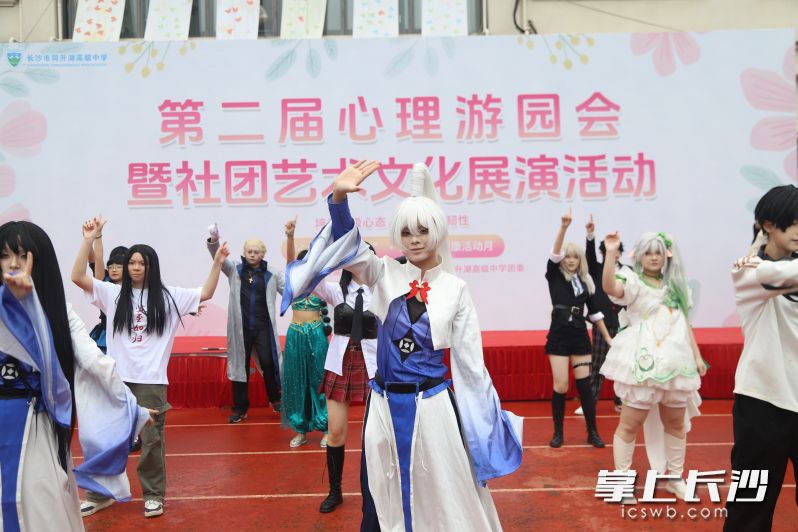 活动现场，各学生社团为心理游园会注入青春活力。