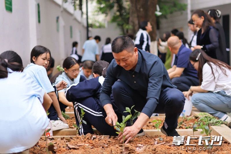 校院领导携手种下“课程纪念树”，象征文化传承与劳动教育生根发芽。
