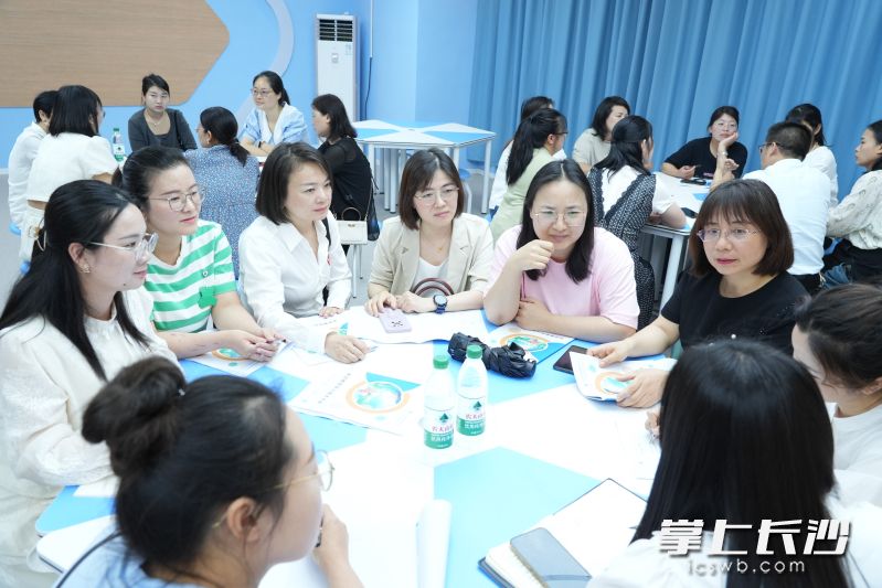 长沙市向芳家庭教育指导名师工作室成员与参赛教师志愿者为家长提供“一对一”困惑家庭咨询指导。