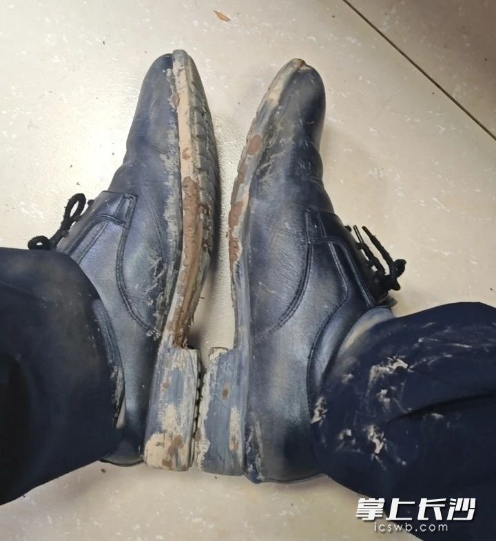 沾满泥巴的皮鞋。