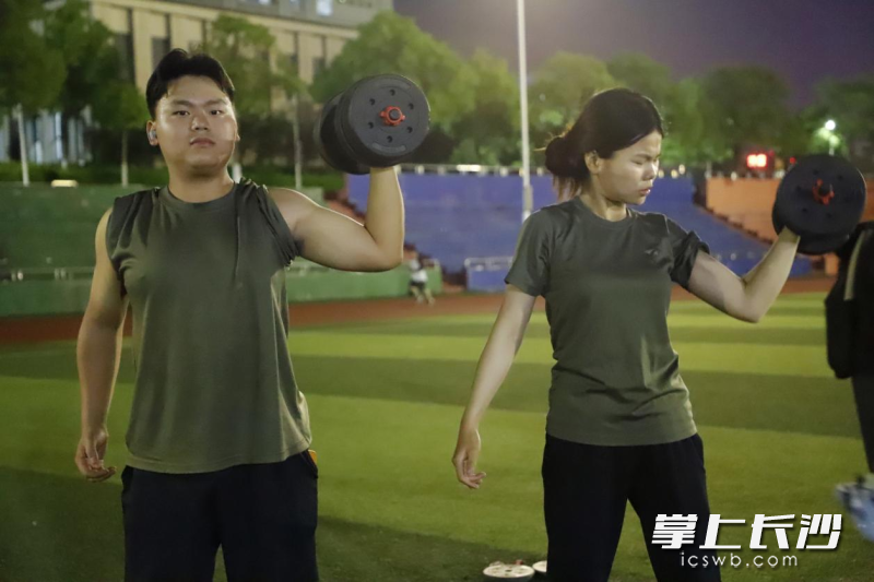 经过近一个月的训练，许长宏成功瘦身11斤，身体素质显著提升。