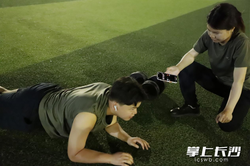许长宏在军事老师刘嘉的一对一指导下进行体重管理训练。均为通讯员 高妍 供图