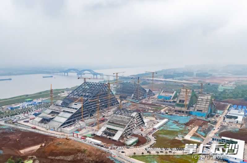湘江科学中心项目建设现场塔吊林立、长臂挥舞，一片热火朝天景象。