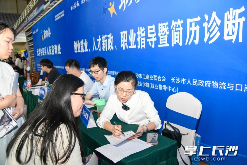 职业规划专区，资深导师从行业趋势分析、面试话术到简历修改，为毕业生定制“突围攻略”。