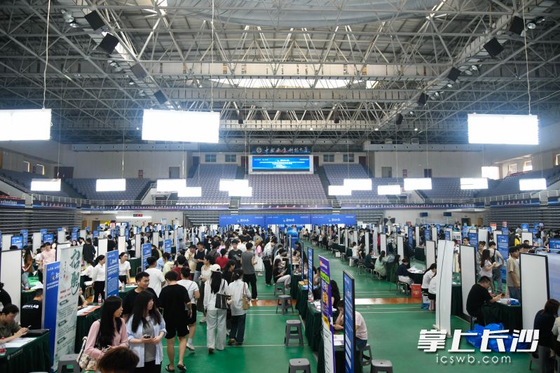 5月16日下午，职引未来——2025年全国城市联合招聘高校毕业生春季专场活动在中南林业科技大学火热举行。均为长沙晚报通讯员朱航纬摄