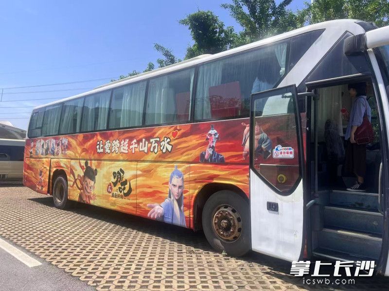 湖南华电长沙公司将报废的通勤车改造成自动售卖机和小型休憩娱乐室于一体的多功能空间。均为全媒体记者 刘俊 摄 湖南华电长沙公司将报废的通勤车改造成自动售卖机和小型休憩娱乐室于一体的多功能空间。均为全媒体记者 刘俊 摄