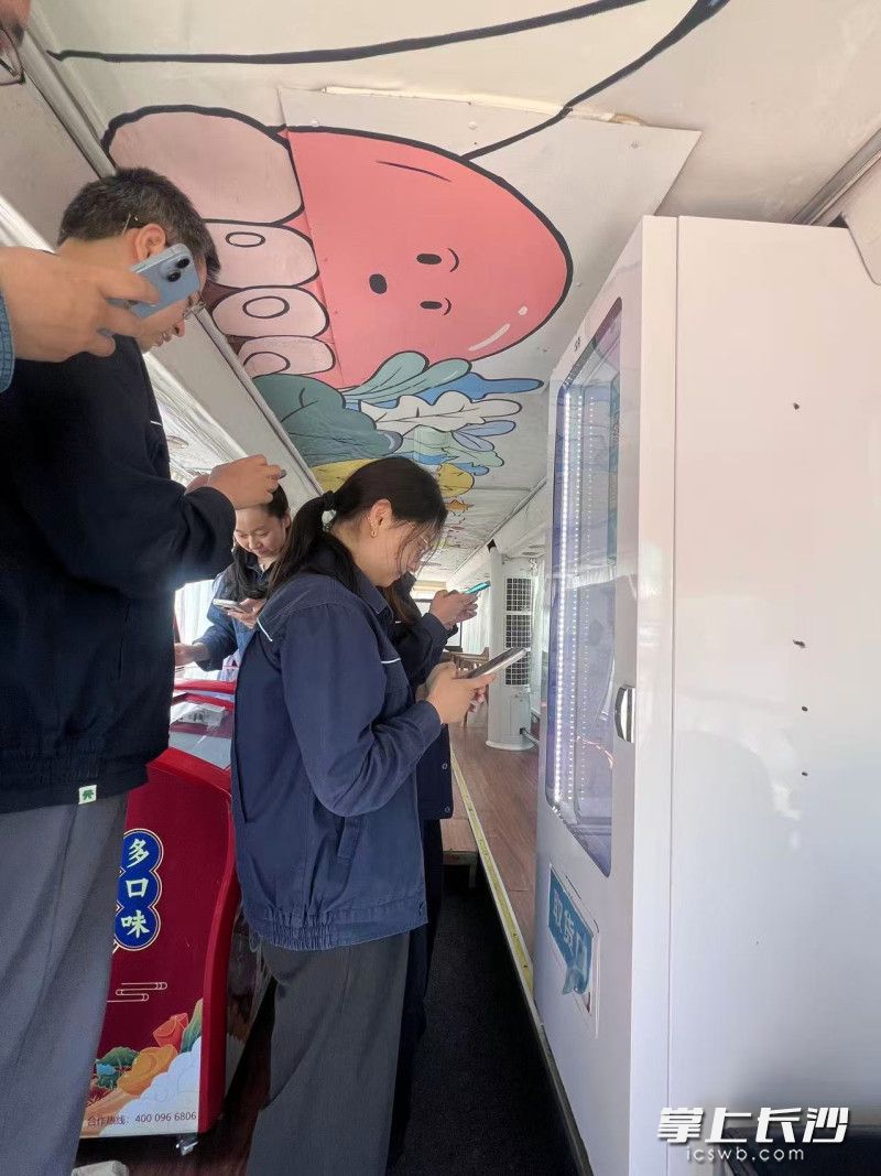 “长电在行动”爱心自动售卖机上,公司员工纷纷前来消费,而他们这些消费的净利润也将自动归入“长电在行动”爱心助学基金,托起偏远地区孩子的“求学梦”。 “长电在行动”爱心自动售卖机上,公司员工纷纷前来消费,而他们这些消费的净利润也将自动归入“长电在行动”爱心助学基金,托起偏远地区孩子的“求学梦”。