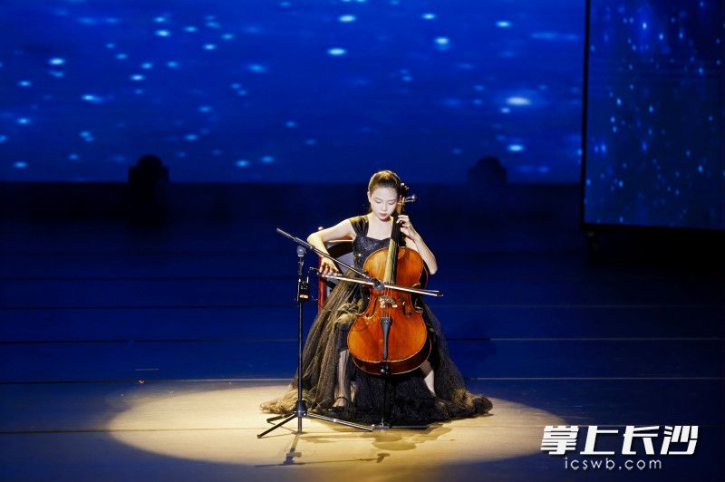 听障女孩刘静远带来大提琴独奏《戈特曼协奏曲》。均为市残联供图