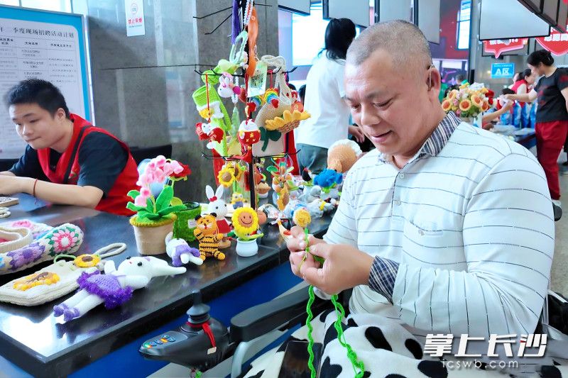 爱心义卖区。 均为长沙晚报通讯员陈琼供图