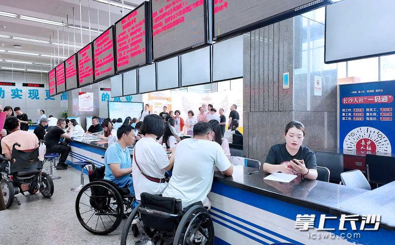 16日，“让爱无碍 职达梦想”2025年长沙市残疾人就业专场招聘会举行。