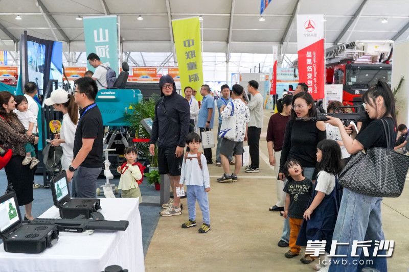 山河智能展台的射击游戏吸引了众多观众。
