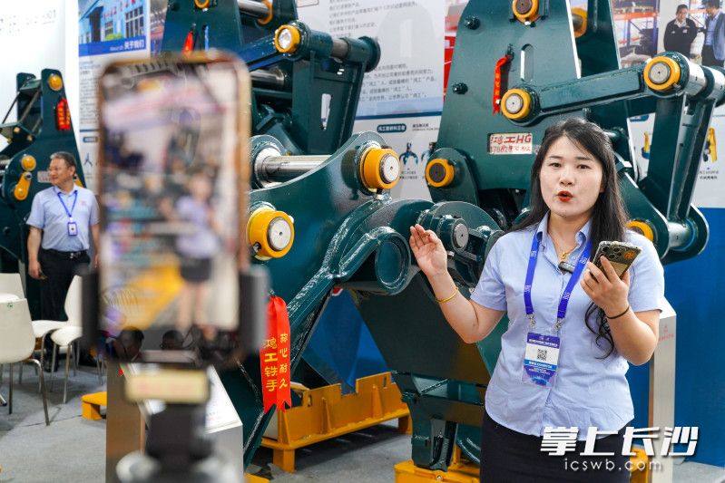 山东鸿工员工直播带货。 均为长沙晚报全媒体记者刘晓敏摄
