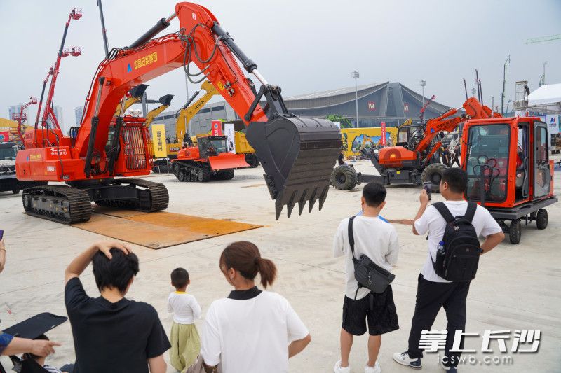 中国安能集团系留照明无人机、多功能应急救援挖掘机等多款工程机械吸引了观众的目光。