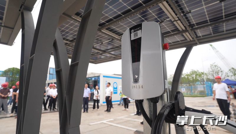 搭载光伏太阳能板的停车棚，可持续发电用于照明及新能源车充电。 除标注外均为长沙晚报全媒体记者孙占锋摄