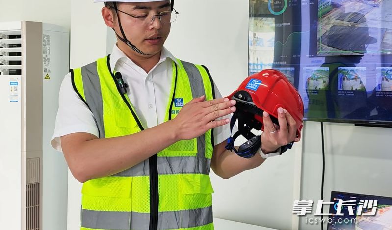 工作人员现场展示“长了眼睛”的智能安全帽。