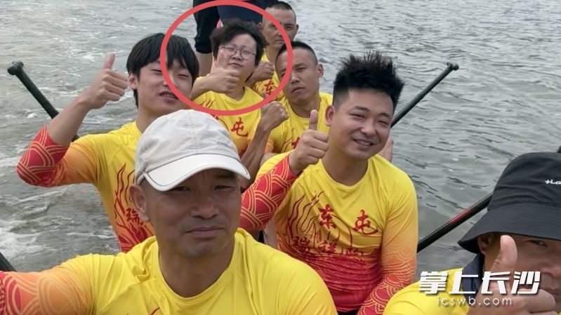 师紫怡和龙舟队队员合影。均为受访者供图