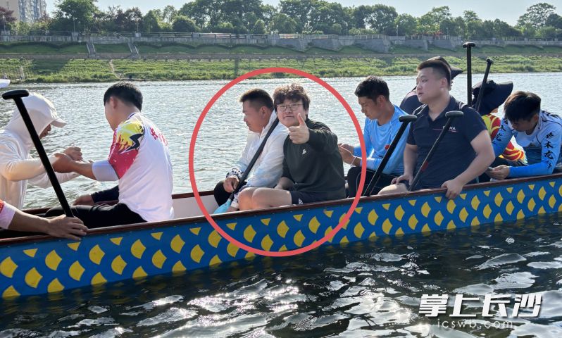 练习即将开始，师紫怡和龙舟队队员在准备中。