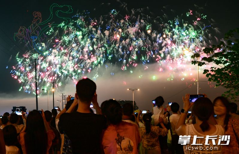 5月17日晚，一场以“幸‘福’浏阳，浪漫出‘彩’”为主题的集体婚礼在浏阳天空剧院上演。均为长沙晚报通讯员彭红霞摄