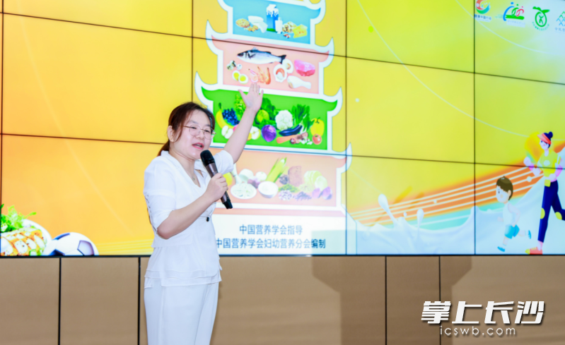 长沙县妇幼保健院营养咨询门诊医生王倚祎用四格餐盘科普营养知识。