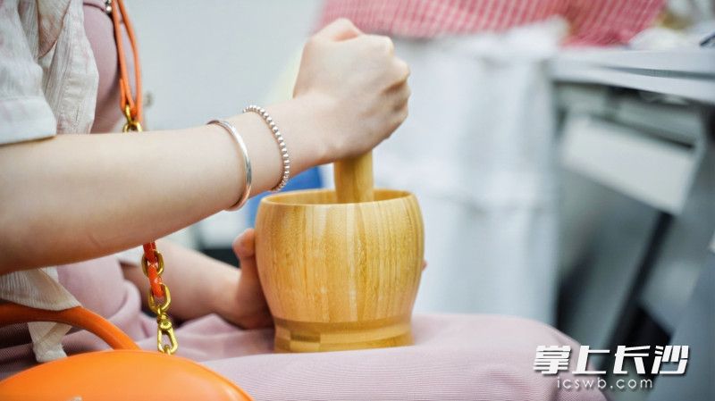 茶香袅袅中，“秘匣藏香”环节带来了别样的浪漫。