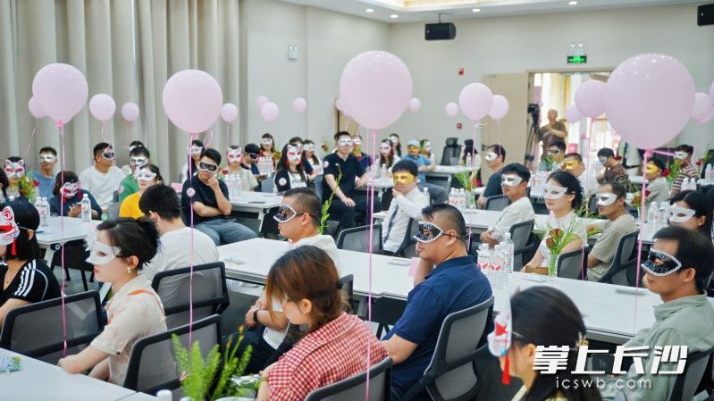 下午1时30分，活动在“面具迷踪”的浪漫氛围中拉开帷幕。  均为长沙晚报全媒体记者周游摄