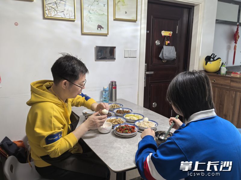 王震陪女儿吃早餐。 受访者供图