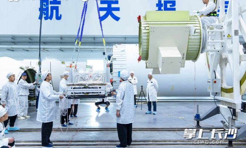 长沙天仪研究院技术人员对卫星进行最后的检测。受访者供图
