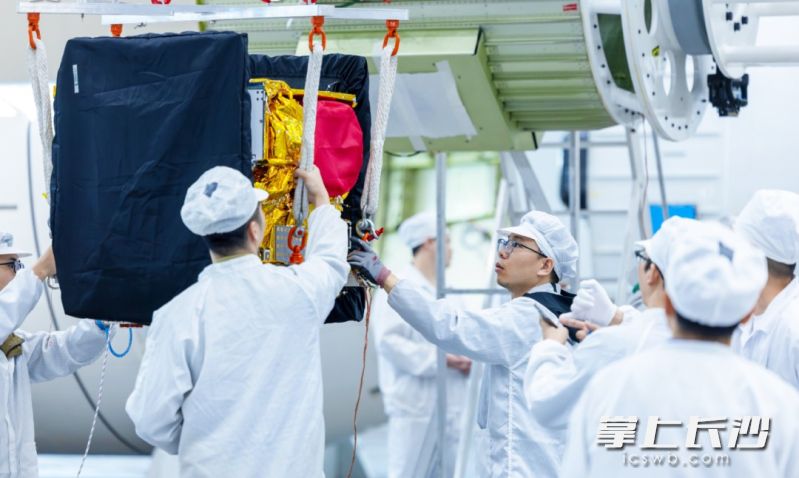 长沙天仪研究院技术人员对卫星进行最后的检测。受访者供图