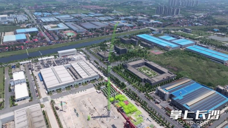 中联重科全球最高216米风电动臂塔机正式发布。受访者供图