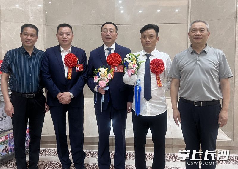 全国自强模范及残疾人工作先进代表载誉返长。 长沙晚报全媒体记者 刘俊 摄