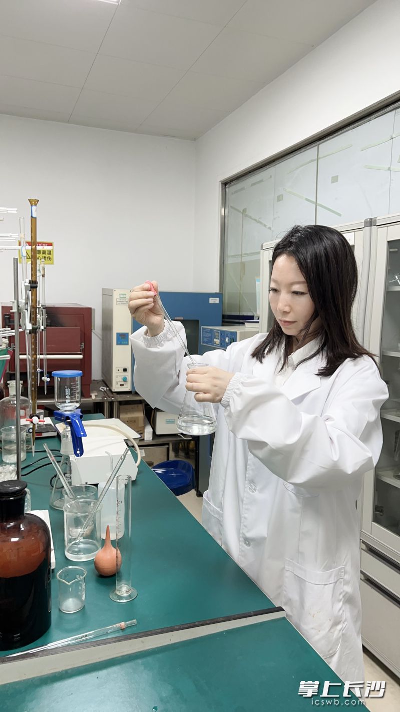 王宏林在新五丰生物科技分公司进行试验操作。 长沙晚报全媒体记者曹开阳 摄