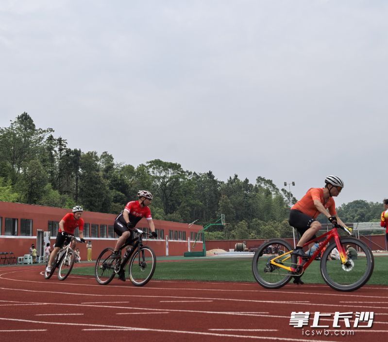 5月18日至6月29日,连续六个周末将在复兴职校持续举办排位赛。 5月18日至6月29日,连续六个周末将在复兴职校持续举办排位赛。