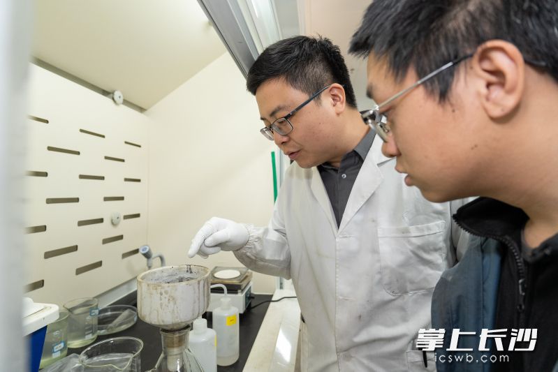 蒙星纳米技术人员在实验室进行试验，为项目即将投产做最后的准备。长沙晚报全媒体记者 邹麟 摄