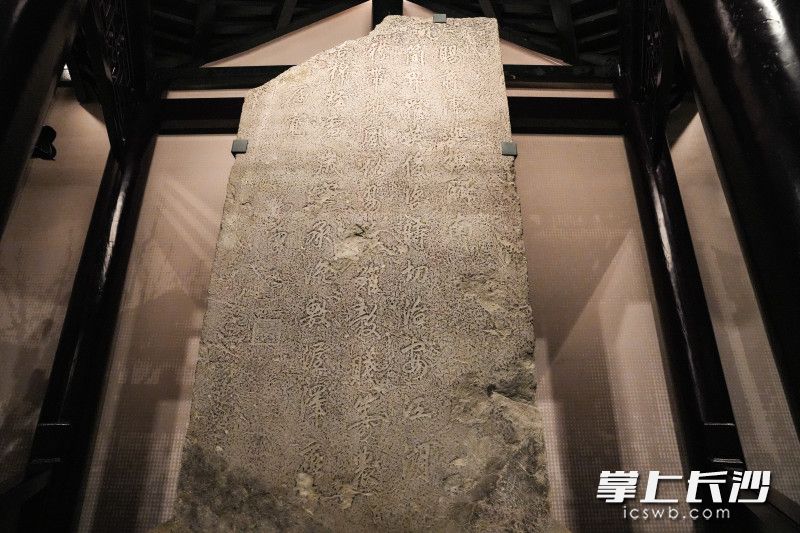 清乾隆御赐湖南巡抚蒋溥石碑原位于清代湖南巡抚衙门故址，具有重要的历史、艺术和科学价值。